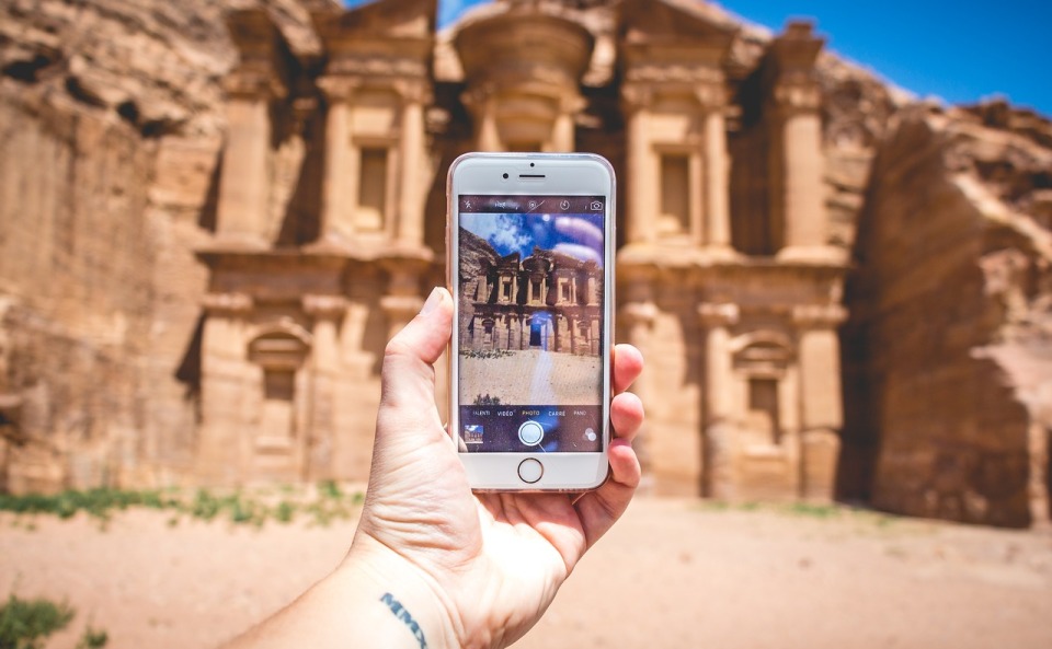 uno smartphone di fronte ad un'antica costruzione offre informazioni aumentate